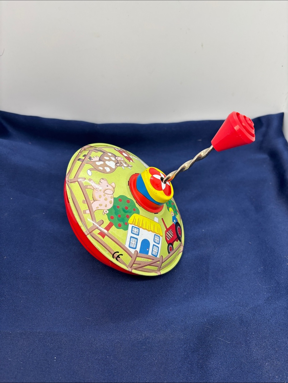 Colorful Farm-Themed Spinning Top Toy - Red & Green